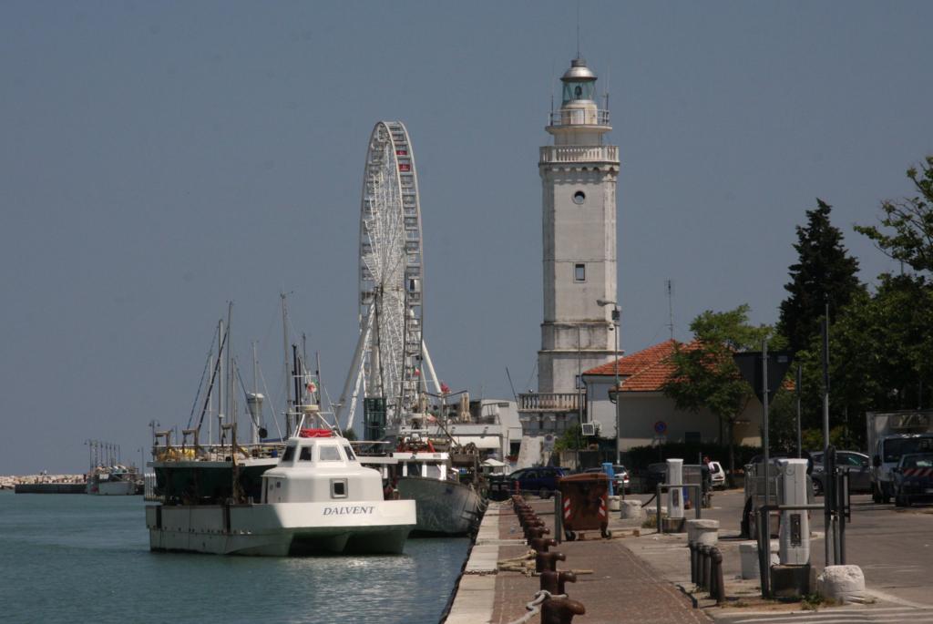 Leuchtturm am Adria Hafen Rimini am 8.6.2015.