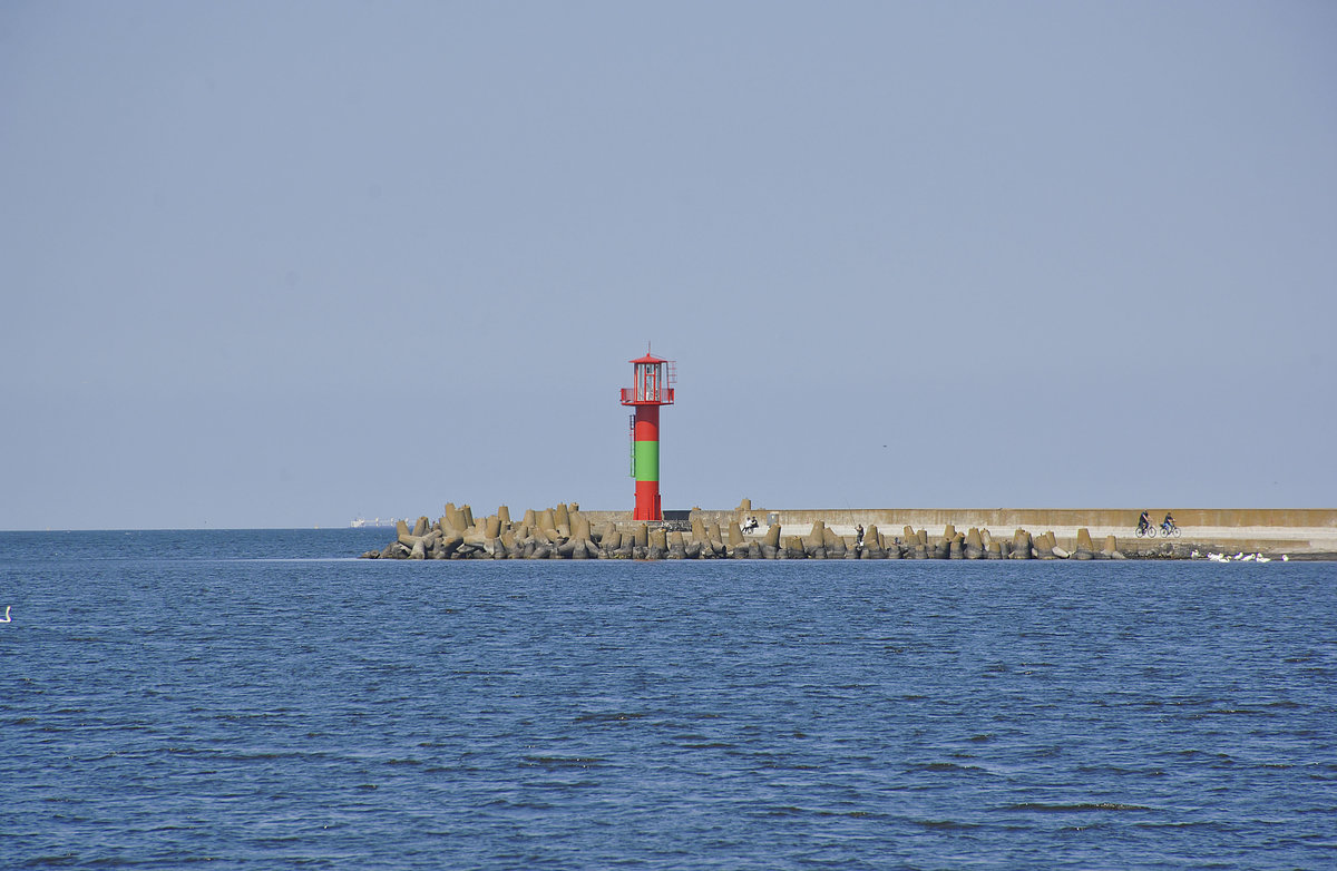 Leuchtturm an der Mündung der Swine in die Ostsee. Aufnahme: 6. Mai 2016.