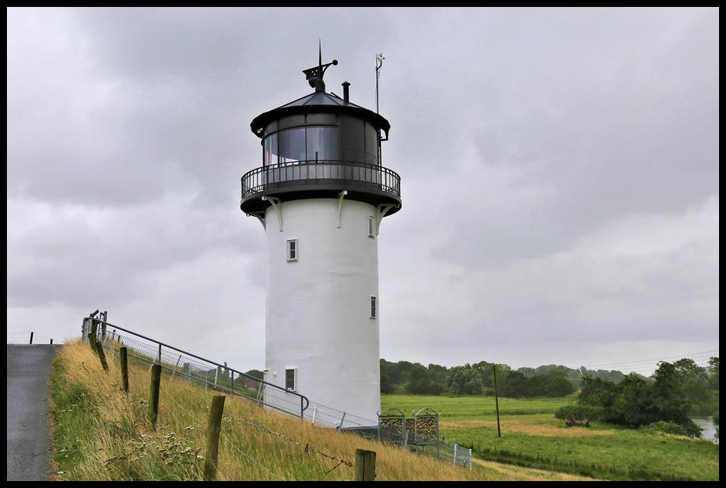 Leuchtturm Dicke Berta südlich von Cuxhaven am Elbe Deich am 17.8.2021.