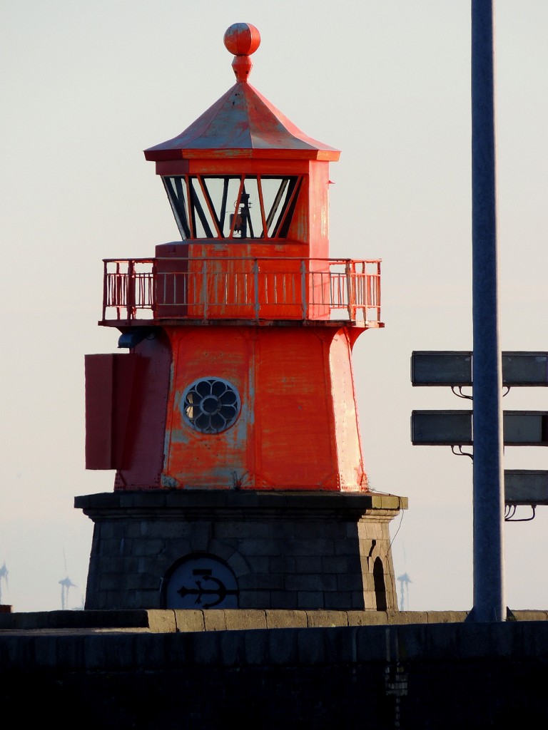 Leuchtturm von Emden an der Westmole steht auf einem 3mtr. hohen Steinsockel, hat die int.Leuchfeuernummer B1026, und eine Feuerhöhe von 10m; Betriebzeit:seit 1903; 150614