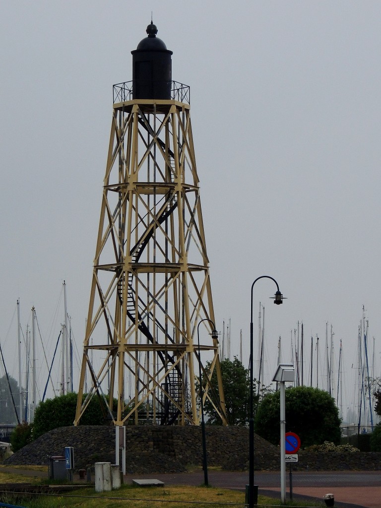 Leuchtturm in Lemmer (Provinz Friesland)mit einer Höhe von 9 Metern wurde 1994 als Replikat wieder aufgebaut, (Original aus dem Jahre 1910 wurde 1968 abgerissen); 150614