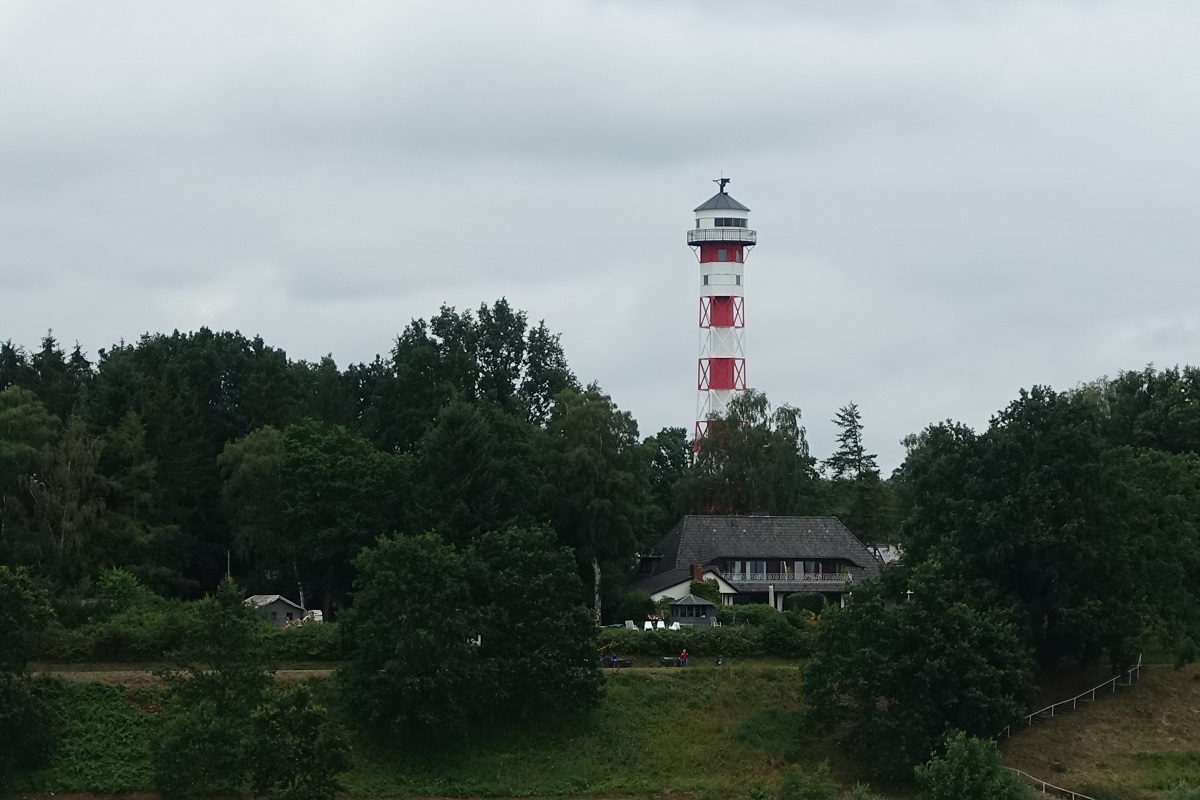 Leuchtturm Oberfeuer Wittenbergen (Tinsdal) am 14.7.2019 von Bord der einlaufenden CAP SAN DIEGO /
Richtfeuer / rot-weißer Stahlttreppenrohr mit Gratsparren / seit 1966 Doppelsignalscheinwerfer, elektrisch, Feuerhöhe 55,8 m, Tragweite 16sm (29,6 km) / Inbetriebnahme Januar 1900 / seit 2004 unter Denkmalschutz /
