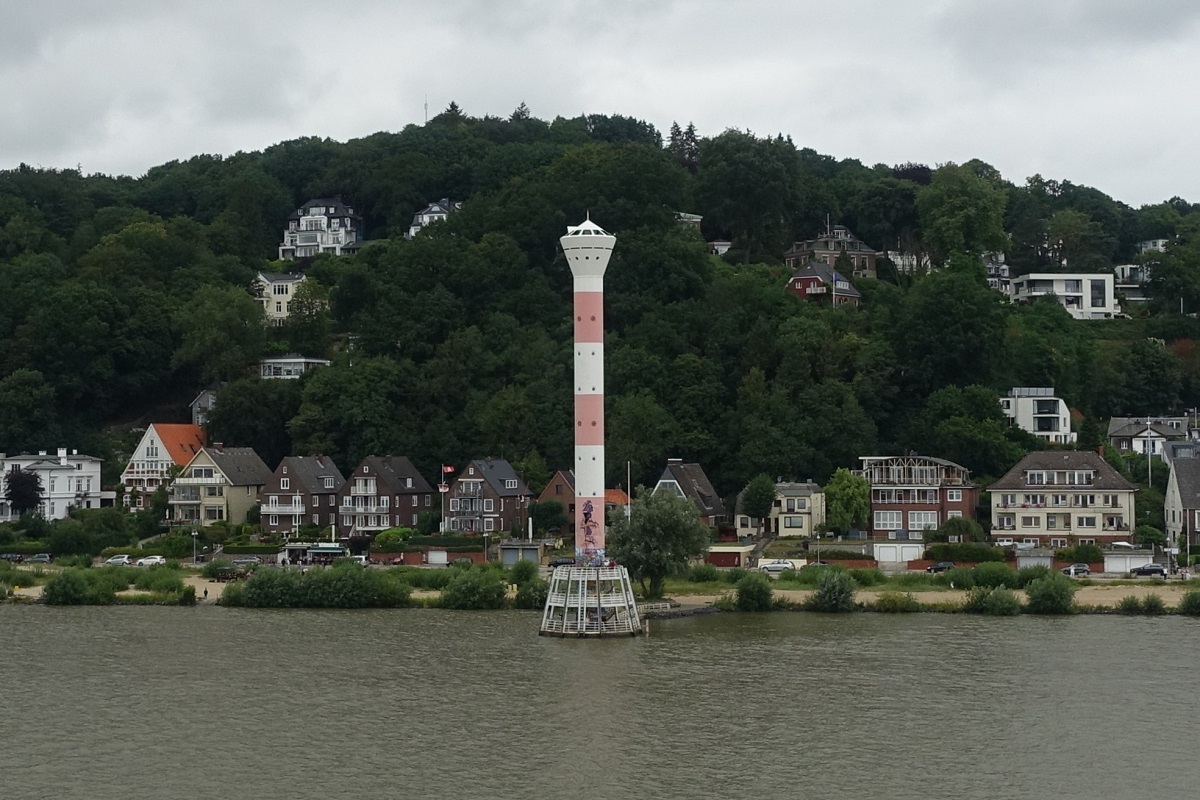 Leuchtturm Unterfeuer Blankenese am 14.7.2019 von Bord der einlaufenden CAP SAN DIEGO /
Richtfeuer / rot-weißer Betonturm / 2 Signalscheinwerfer, elektrisch, Feuerhöhe 41 m, Tragweite 13 sm (24,1 km) / gebaut 1984 / 
