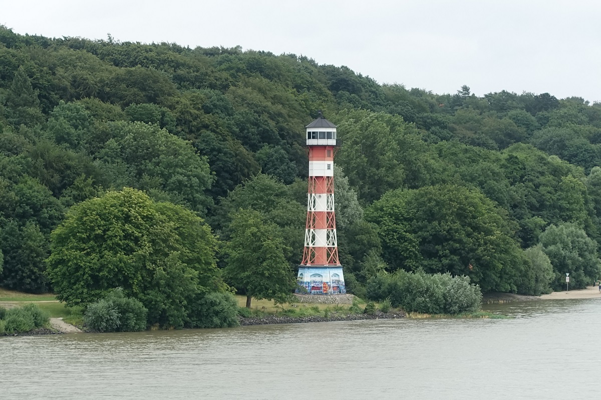 Leuchtturm Unterfeuer Wittenbergen am 14.7.2019 von Bord der einlaufenden CAP SAN DIEGO /
Richtfeuer / rot-weißer Stahlttreppenrohr mit Gratsparren / seit 1966 Doppelsignalscheinwerfer, elektrisch, Feuerhöhe 30 m, Tragweite 14,3 sm (26,5 km) / Inbetriebnahme Januar 1900 / seit 2004 unter Denkmalschutz /
