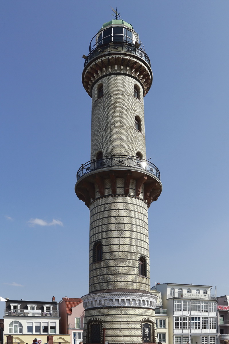 Leuchtturm Warnemünde von der Promenade aus gesehen am 29. August 2018.