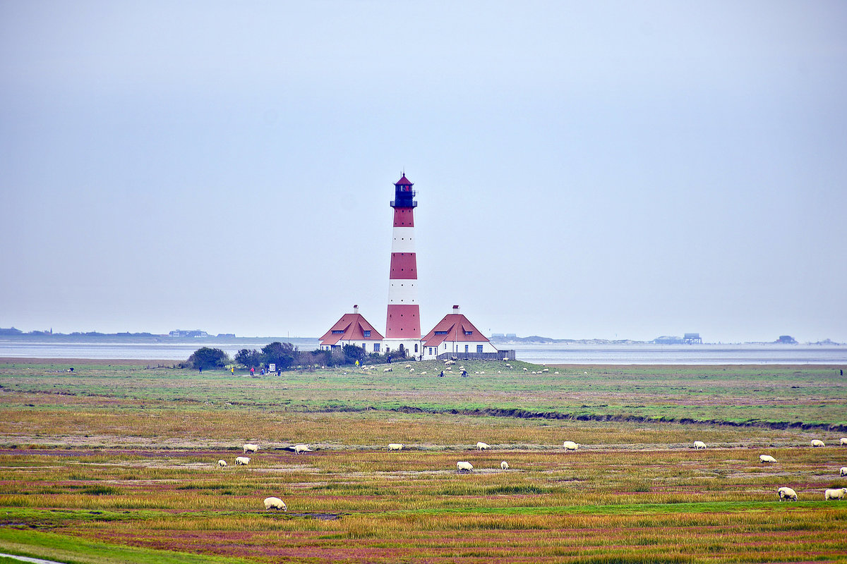 Leuchtturm Westerheversand auf der Halbinsel Eiderstedt. Aufnahme: 20. Oktober 2020.