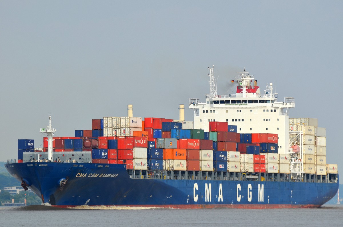 Lief mir auch schon mal vor die Kamera die CMA CGM Sambhar IMO-Nummer:9295969 Flagge:Zypern Länge:269.0m Breite:32.0m Baujahr:2006 Bauwerft:CSBC,Kaohsiung Taiwan hier am 15.07.14 auslaufend aus Hamburg bei Lühe.