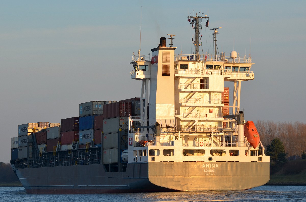 Lief mir im Nord-Ostsee-Kanal auch mal wieder vor die Kamera die Anina IMO-Nummer:9354351 Flagge:Großbritannien Länge:149.0m Breite:23.0m Baujahr:2006 Bauwerft:Sietas,Hamburg Deutschland hier am 08.03.15 bei Sehestedt.