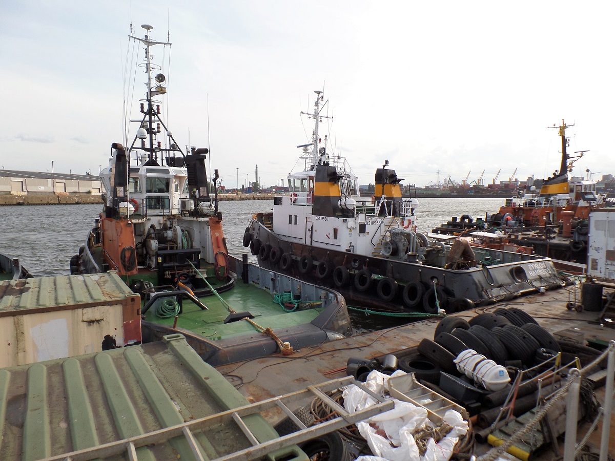 Liegeplatz der LÜHRS Schifffahrt am 24.8.2018: Hamburg, Ellerholzhafen, Mönckebergkai mit den über Heck vertäuten Schleppern TWISTER (IMO 8616245), 1900 kW (2584 PS), Pfahlzug 26,4 t (links)  und ZYKLON (IMO 7818339), 1080 kW (1470 PS), Pfahlzug 25 t (rechts) / (Foto von der öffentlich zugänglichen Kaianlage)  