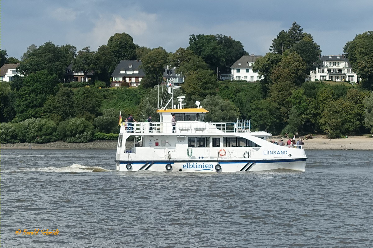 LIINSAND am 21.8.2019, Hamburg, Elbe Höhe Övelgönne, das Schiff befährt 3x täglich die Route HH-Altona – Wedel(Schulau) - Stadersand und zurück, / 
Fährschiff, Katamaran / BRZ 89 / Lüa18,7  m, B 7,2 m, Tg 1,35 m / Hybridantrieb, 2 Diesel, Scania DI13 78M, SCR-Abgasreinigungssystem,  ges. 810 kW (1101 PS), E-Antrieb: 2 Lithium-Ionen-Akkumulator Systeme, ges. 105 kWh, 2 Festpropeller, 18 kn,  / Zulassung für: 50 Pass. + 15 Fahrräder / gebaut 2017 bei Loça Mühendislik, Tuzla, Türkei  / Eigner: Watten Fährlinien, Husum, Flagge: Deutschland, Heimathafen: Husum /
