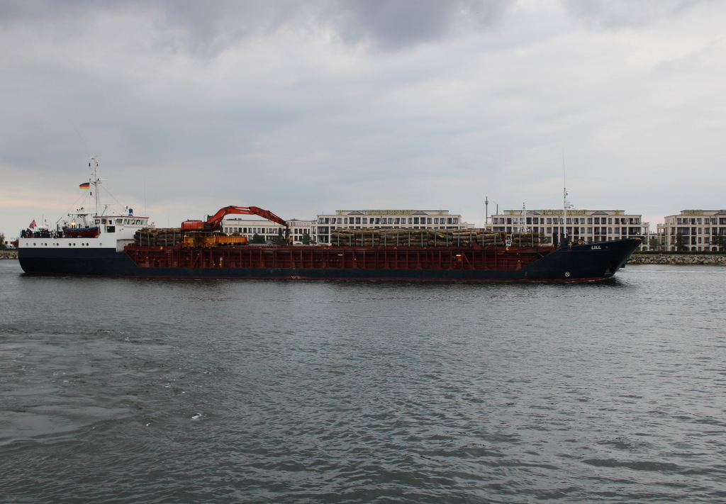 Lill auf dem Seeweg von Vejle zum Rostocker Fracht und Fischereihafen beim Einlaufen in Warnemünde 24.09.2022