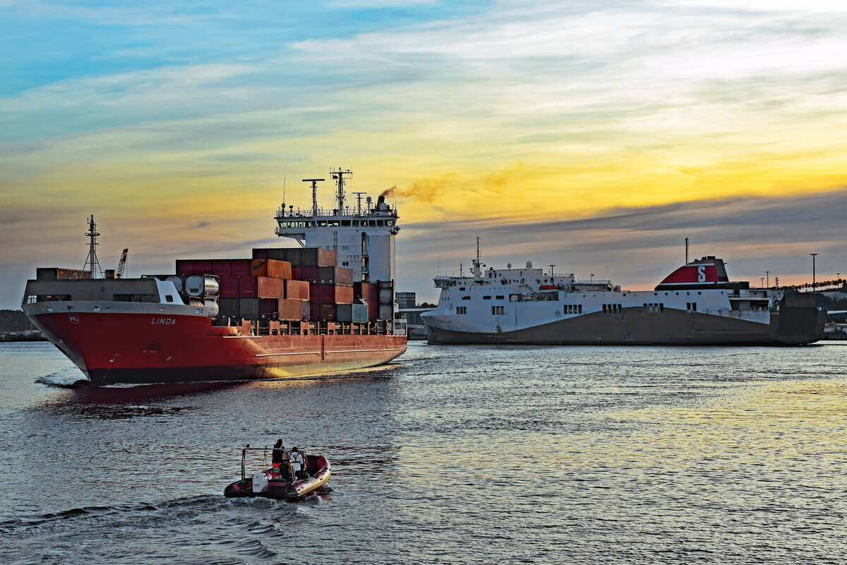 LINDA (IMO 9354325) und STENA LIVIA im Licht der untergehenden Sonne. Lübeck-Travemünde, 29.10.2021