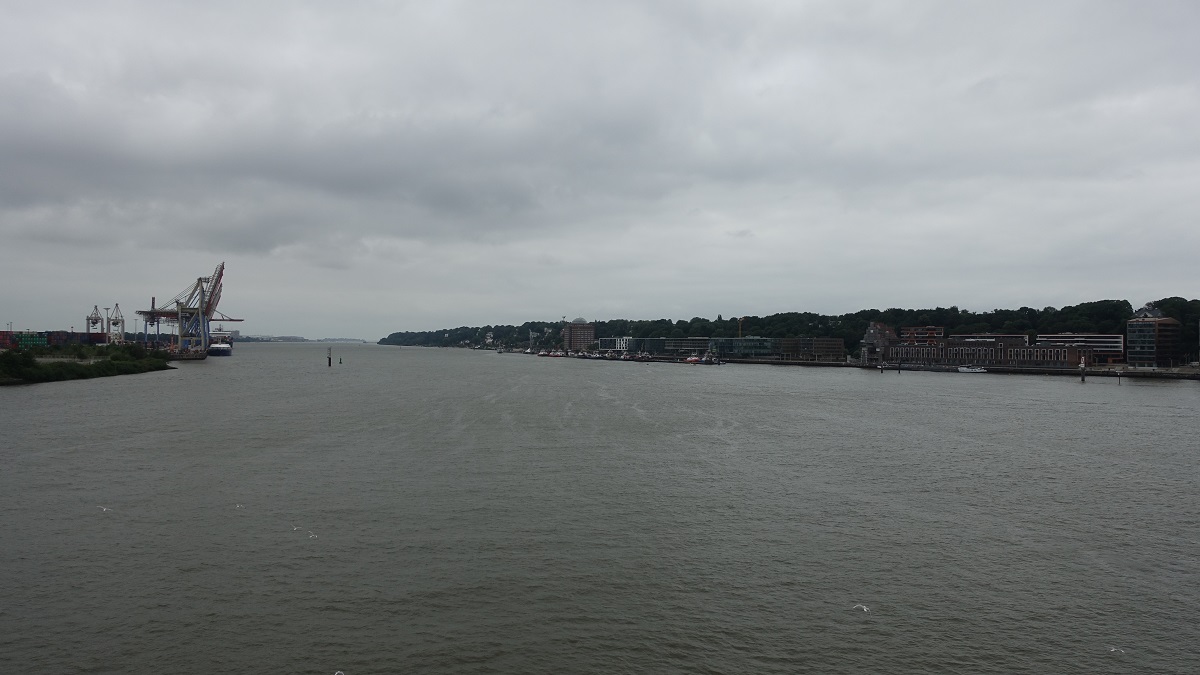 Links und rechts der Elbe am 14.7.2019: Hamburg, Blick elbabwärts, links Containerterminal Burchardkai, rechts (Nordufer) Neumühlen mit der Schlepperstation, dahinter Neumühlen, Foto von Bord der CAP SAN DIEGO /  