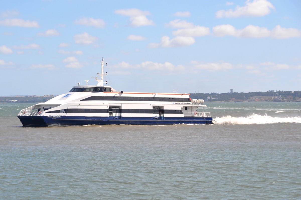 LISBOA (Distrikt Lisboa), 25.04.2014, Fährschiff Antero de Quental von Barreiro bei der Anfahrt auf das Fährterminal Terreiro do Paço