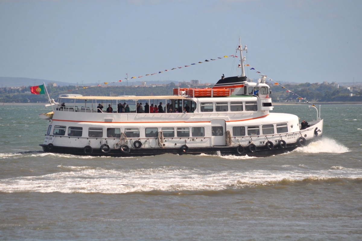 LISBOA (Distrikt Lisboa), 25.04.2014, Fährschiff S. Paulus beim Fährterminal Terreiro do Paço; das Schiff wurde 1959 von der Hamburger HADAG als  Sülldorf  in den Dienst gestellt, 1978 nach Umbau umbenannt in  St. Pauli  und 1996 nach Lissabon verkauft