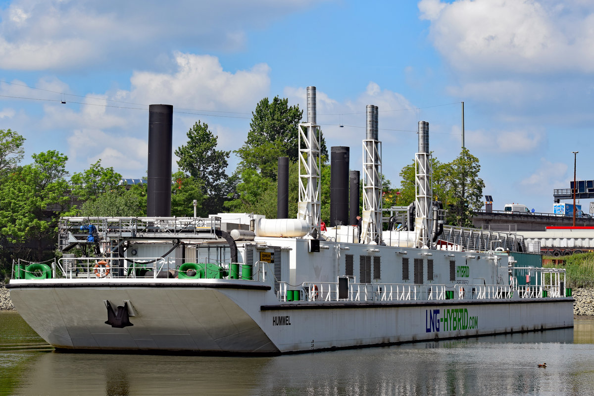 LNG Hybrid Barge HUMMEL am 26.05.2020 im Hafen von Hamburg