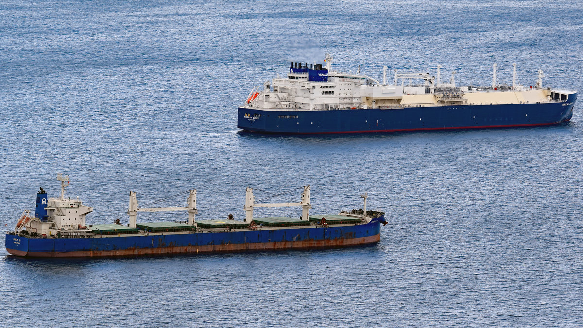 LNG-Tanker NIKOLAY ZUBOV (IMO 9768526) - oben im Bild - und Bulk Carrier GREAT 61 (IMO 9731365) am 4.11.2019 in der Bucht von Gibraltar