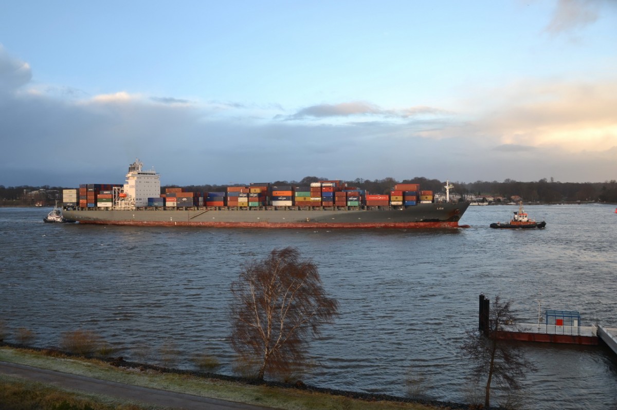 LOA     Containerschiff     Elbe   Finkenwerder/Rüschpark     6.12.2013