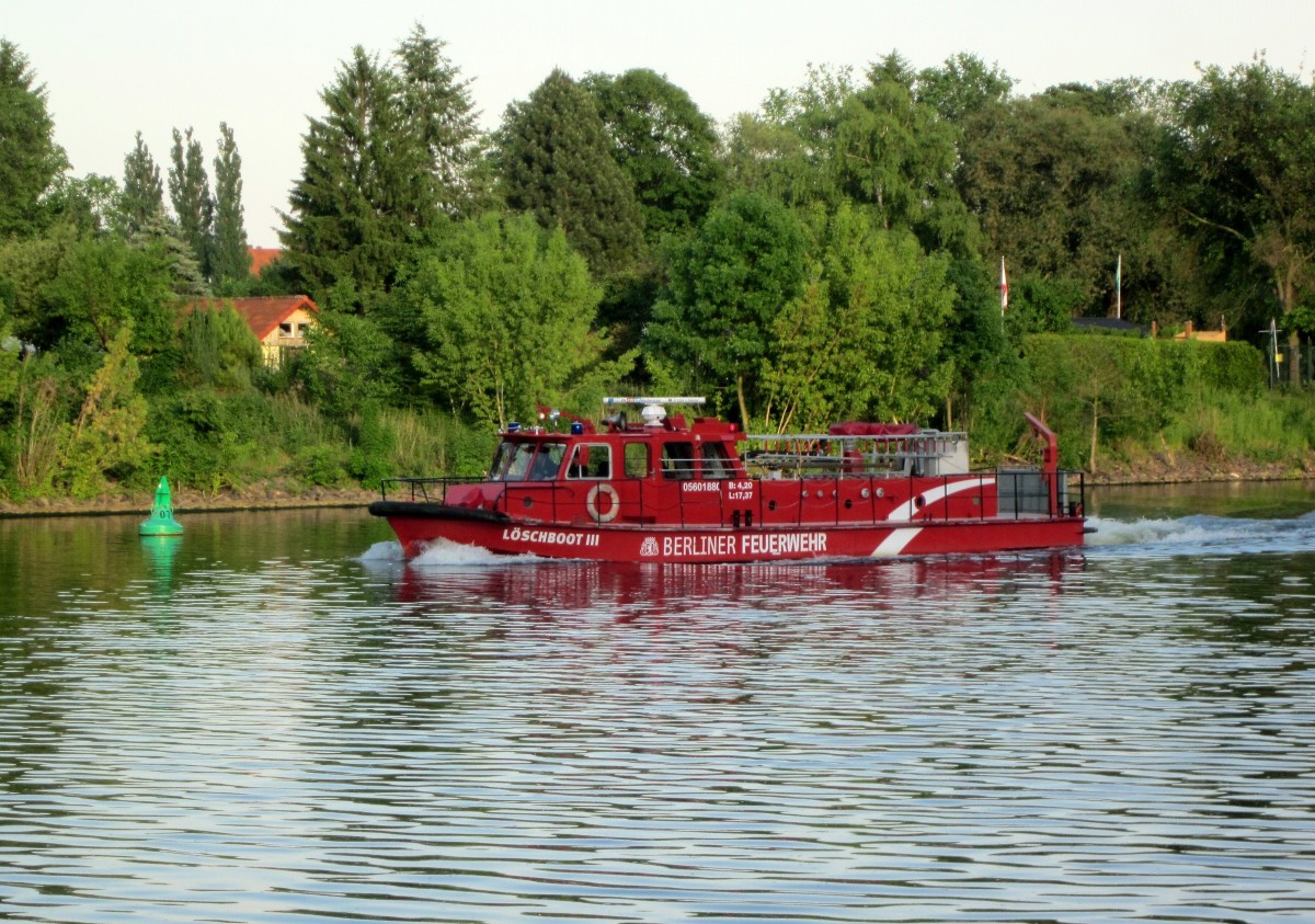 Löschboot III der Berliner Feuerwehr (05601880 , 17,37 x 4,20) war am 22.05.2014 auf der Berliner Havel in Spandau mit  Blaulicht-Einsatz  auf Bergfahrt.  