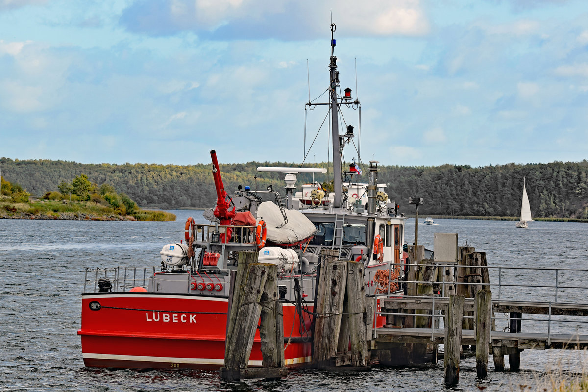 Löschboot SENATOR EMIL PETERS am 3.10.2018 in Lübeck-Schlutup