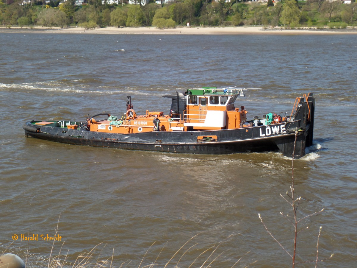 LÖWE (ENI 05101990) am 21.4.2015, Hamburg, Elbe vor dem Bubendeyufer /
Ex-Namen: BRENT BROOKE (1948), Schlepper, 441 kW, 600 PS, LÖWE (1971), A.u.H. Huntemann, HH, Umbau bei Oelkers zum Schubschlepper /  
Schubschlepper / Lüa 22,56 m, B 6,12 m, Tg 3,0 m / 1 Diesel, MWM, 758 kW (1032 PS), Pfahlzug 10 t  / 1948 bei Henry Scarr, Hessle, GB / 1973 Umbau bei Oelkers, HH-Neuhof zum Schubschlepper für A.u.H. Huntemann, Hamburg / Eigner seit 1996: Carl Robert Eckelmann Group, Hamburg / 

