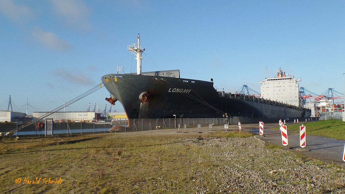 LONGAVI (IMO 9294836) am 8.11.2015, Hamburg, Ellerholzhafen, Kronprinzkai / das Schiff wird hier auf Hapag-Lloyd-Farben umgerüstet / 
Containerschiff / BRZ 42.382 / Lüa 268,8 m, B 32,2 m, Tg 12,5 m / 1 Diesel, SUL  7RTA96C, 40.044 kW (54.460 PS), 24,3 kn,  / 4043 TEU, davon 879 Reefer / gebaut 2006 in Taiwan / Flagge: Liberia, Heimathafen Monrovia / Eigner: CSAV, Valparaiso, Chile / Sept. 2015 von Hapag-Lloyd im Rahmen der Übernahme der CSAV übernommen, umbenannt in QUEBECK EXPRESS, Einsatz im Transatlantikverkehr / Flagge: Deutschland, Heimathafen Hamburg  /