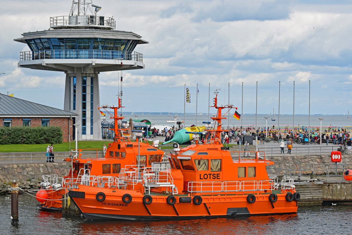 Lotenversetzboote TRAVEMÜNDE und HOLTENAU im Hafen von Lübeck-Travemünde. Aufnahme vom 13.08.2017