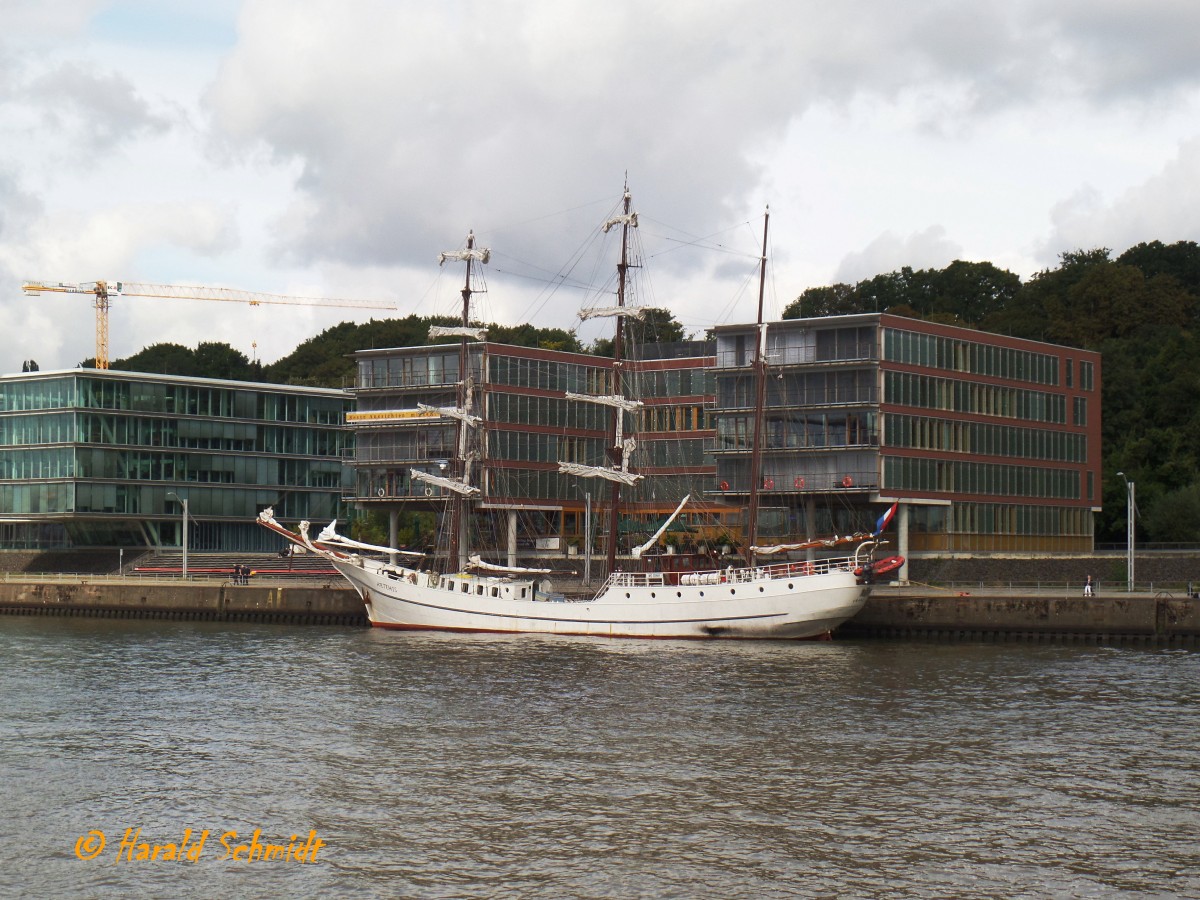 LOTH LORIEN  (IMO 5254151) am 8.9.2015, Hamburg liegend, Elbe, Altonaer Fischereihafen /

Barkentine, 3-Mast- Gaffeltopschoner / L 48,0m, B 6,0m, Tg. 3,2m / Segelfläche 500 m² / 320 PS / 1907 bei Knallern & Karstens,  Bergen, Norwegen als Herings-Logger. 1989 bis 1992 Umbau zum Zweimast-Logger / im Winter 2001/2002 Umbau zum 3-Mast- Gaffeltopschoner. / Heimathafen: Amsterdam 

