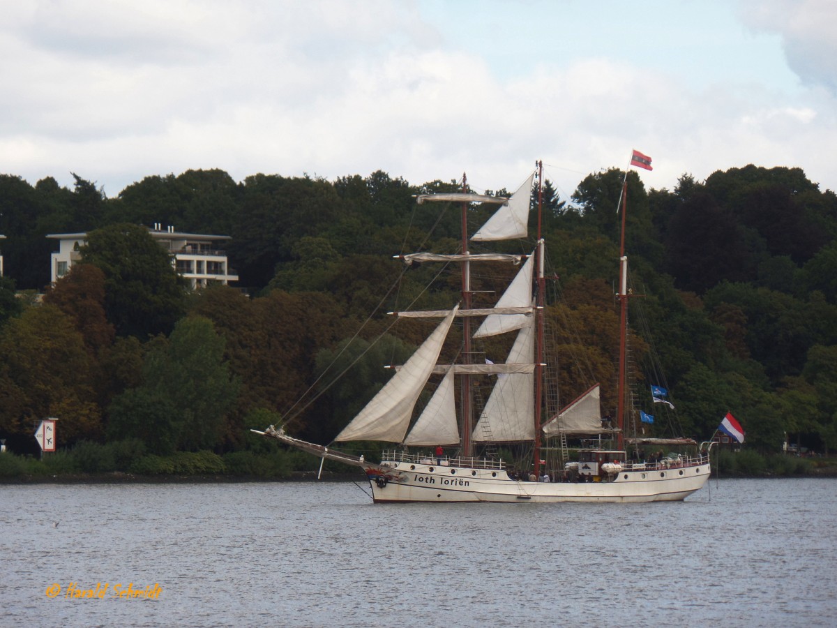 LOTH LORIEN  (IMO 5254151) am 8.9.2015, Hamburg auslaufend, Elbe Höhe Övelgönne /

Barkentine, 3-Mast- Gaffeltopschoner / L 48,0m, B 6,0m, Tg. 3,2m / Segelfläche 500 m² / 320 PS / 1907 bei Knallern & Karstens,  Bergen, Norwegen als Herings-Logger. 1989 bis 1992 Umbau zum Zweimast-Logger / im Winter 2001/2002 Umbau zum 3-Mast- Gaffeltopschoner. / Heimathafen: Amsterdam 

