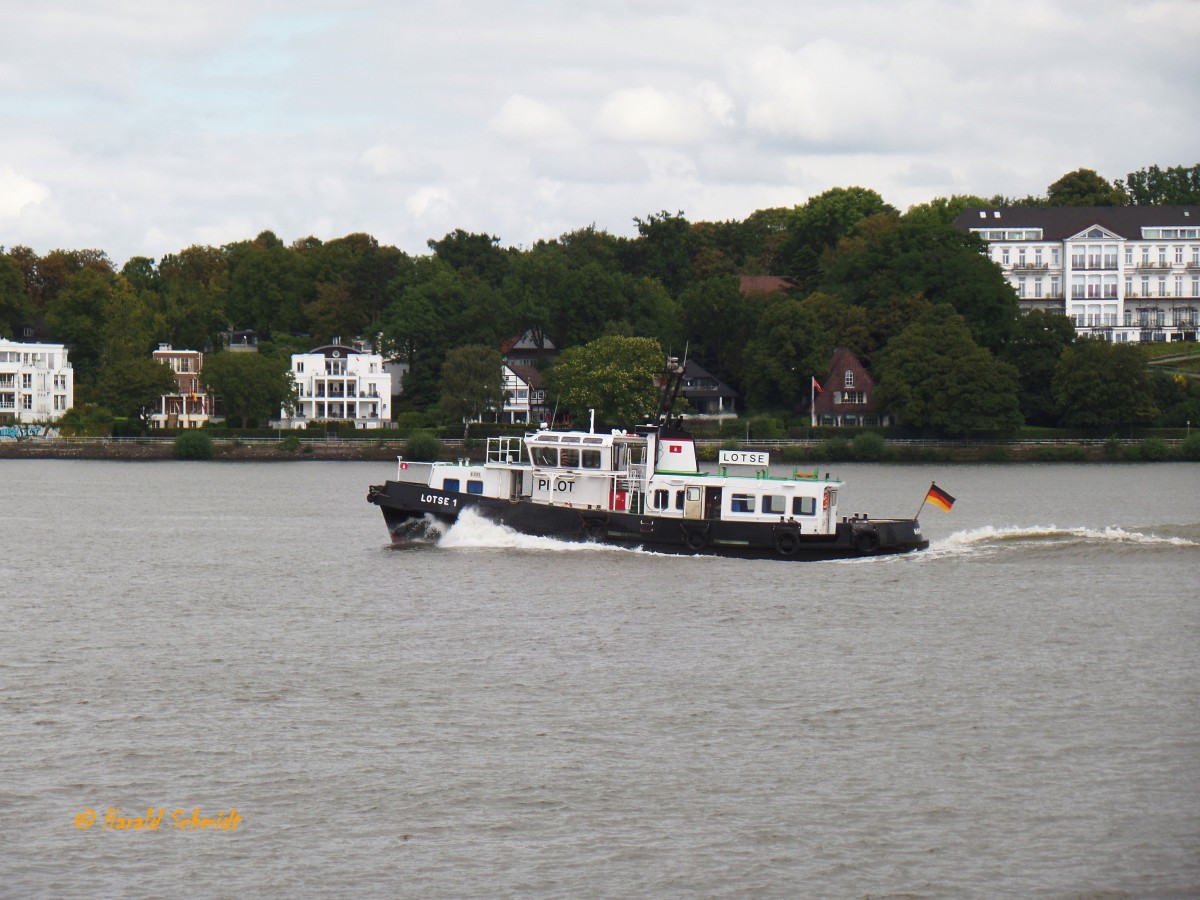 LOTSE 1 (H 3515)  am 8.9.2015 Hamburg, Elbe Höhe Bubendeyufer / 

Lotsenversetzboot / BRZ 93 / Lüa 23,2 B 6,2 m, Tg 2,3 m / 13 kn / 1996 bei Grube, Oortkaten bei Hamburg /  Eigner: Hafenlotsenbrüderschaft Hamburg, Betreiber: Hamburg Port Authority (HPA), Hamburg / Heimathafen: Hamburg /
