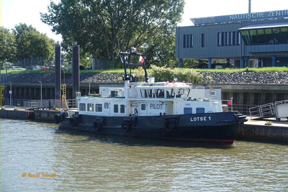 LOTSE 1 (H 3515)  am 15.9.2023 Hamburg, am Anleger Bubendeyufer / 

Lotsenversetzboot / BRZ 93 / Lüa 23,2 B 6,2 m, Tg 2,3 m / 13 kn / 1996 bei Grube, Oortkaten bei Hamburg /  Eigner: Hafenlotsenbrüderschaft Hamburg, Betreiber: Hamburg Port Authority (HPA), Hamburg / Heimathafen: Hamburg /
