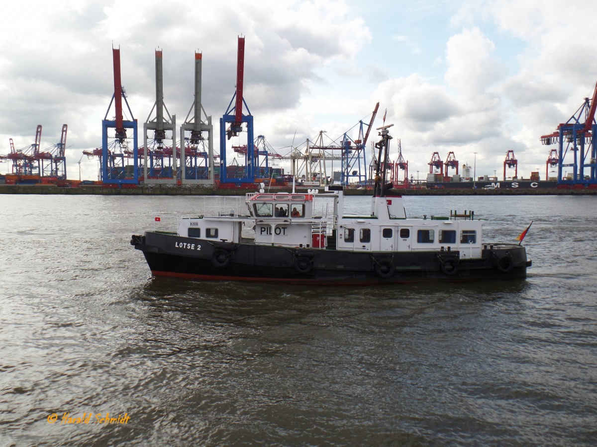 LOTSE 2  (H 3516) am 8.9.2015 auf der Elbe Höhe Övelgönne /

Lotsenversetzboot / BRZ 93 / Lüa 23 m, B 6,2m, Tg 1,9m / 13 kn / 1997 bei Grube, Oortkaten bei Hamburg / Eigner: Hafenlotsenbrüderschaft Hamburg, Betreiber: Hamburg Port Authority (HPA), Hamburg / Heimathafen: Hamburg /
