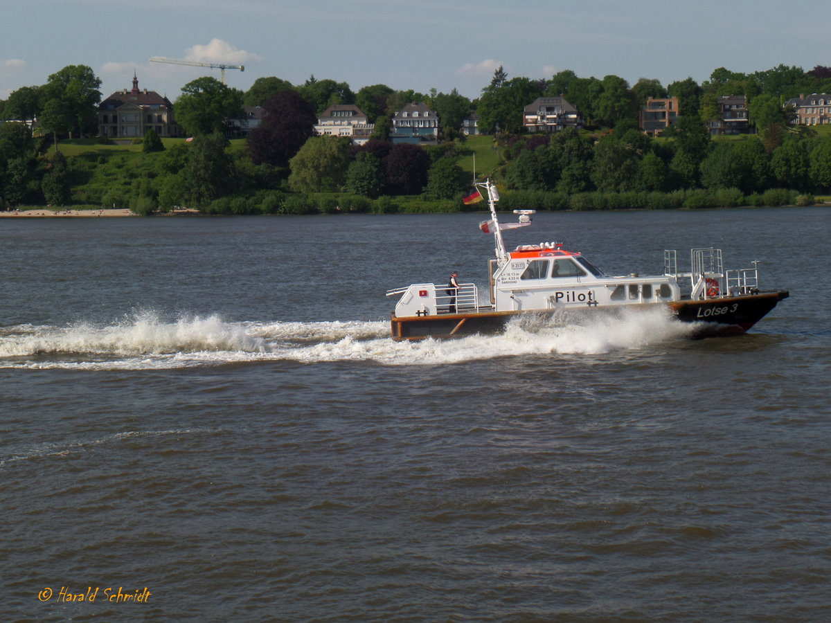 LOTSE 3 (ENI 04806940) am 15.5.2018, Hamburg, Elbe Höhe Bubendeyufer /

Lotsenversetzboot / Lüa 16,13, B 4,53, Tg 1,2m / 662 kW, 900 PS, 22 kn / 2008 bei Hermann Barthel, Derben, Deutschland / /  Eigner: Hafenlotsenbrüderschaft Hamburg, Betreiber: Hamburg Port Authority (HPA), Hamburg / Heimathafen: Hamburg /
