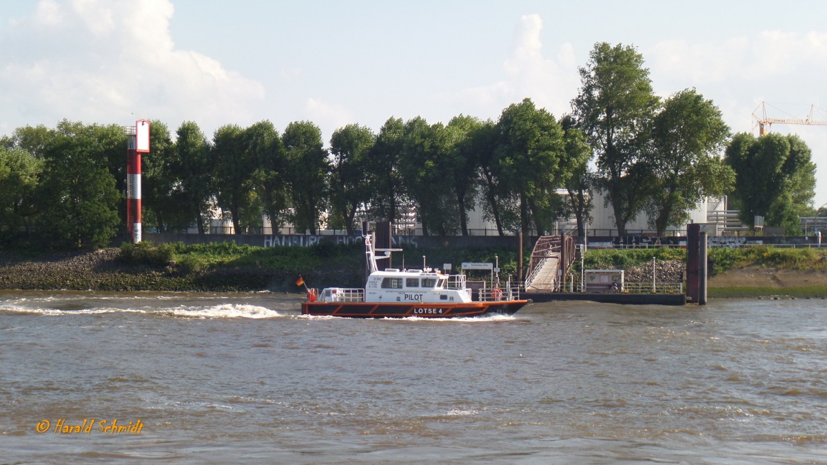 LOTSE 4 (2) am 23.7.2014, Hamburg, Elbe, cor dem Bubendeyufer /

Lotsenversetzschiff / Lüa 17,97 m, B 4,82 m, Tg 1,25 m / 2 Diesel á 360 kW, 20 kn / Bes.: 1 Schiffsführer, 1 Schiffsmechaniker / 2013 bei Schiffswerft Hermann Barthel GmbH , 4.2.2013 Taufe / Eigner: Hamburg Port Authority (HPA) /
