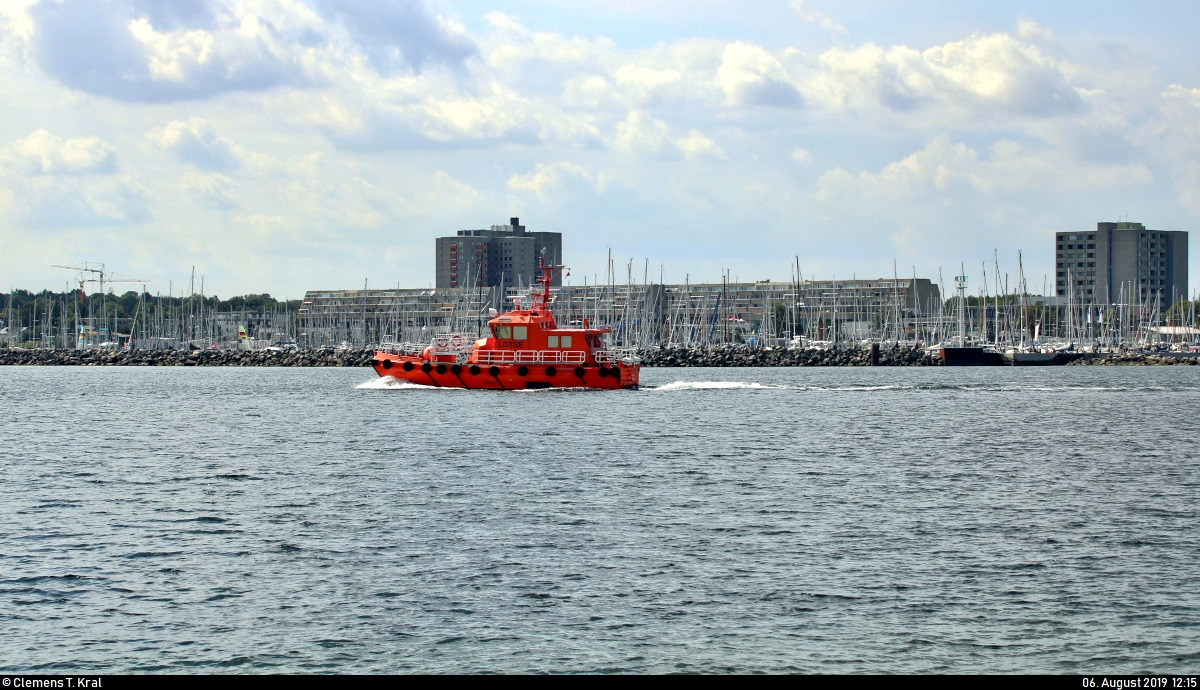 Lotsenboot Alupilot-17M-Klasse, Nr. 563  Laboe  (DBLG), hat auf der Kieler Förde den Hafen Strande (Kreis Rendsburg-Eckernförde) verlassen.
Im Hintergrund ist der Olympiahafen Kiel-Schilksee zu sehen.
[2.8.2019 | 12:15 Uhr]