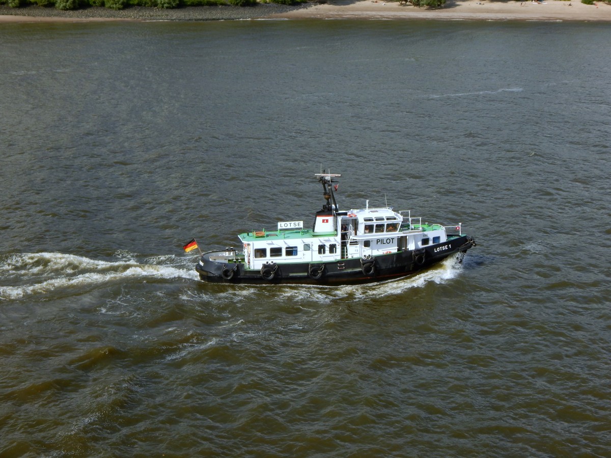 Lotsenboot auf der Elbe im Hamburger Hafen(August 2015)