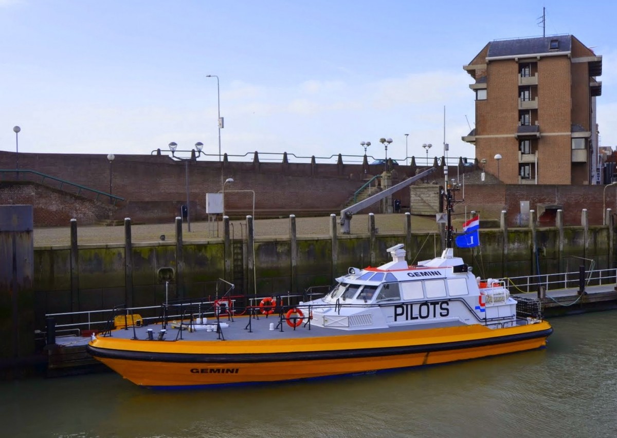 Lotsenboot GEMINI (NL) wartet am 08.02.2015 in Vlissingen auf den nächsten Einsatz. 
