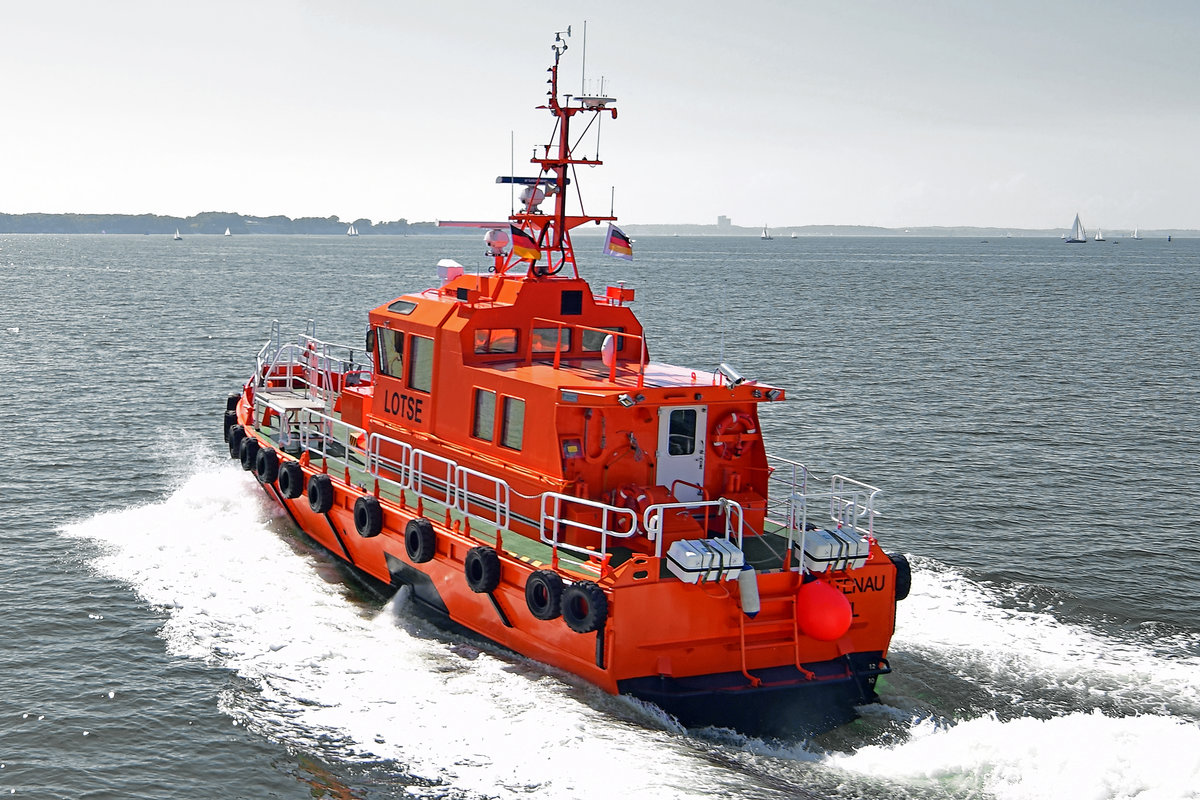 Lotsenboot HOLTENAU in der Ostsee (Aufnahme vom 04.06.2016)