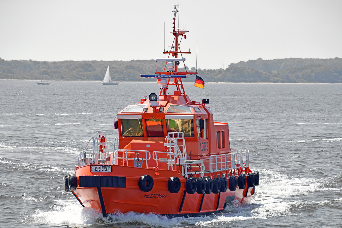 Lotsenboot HOLTENAU in der Ostsee vor Travemünde (Aufnahme vom 04.06.2016)