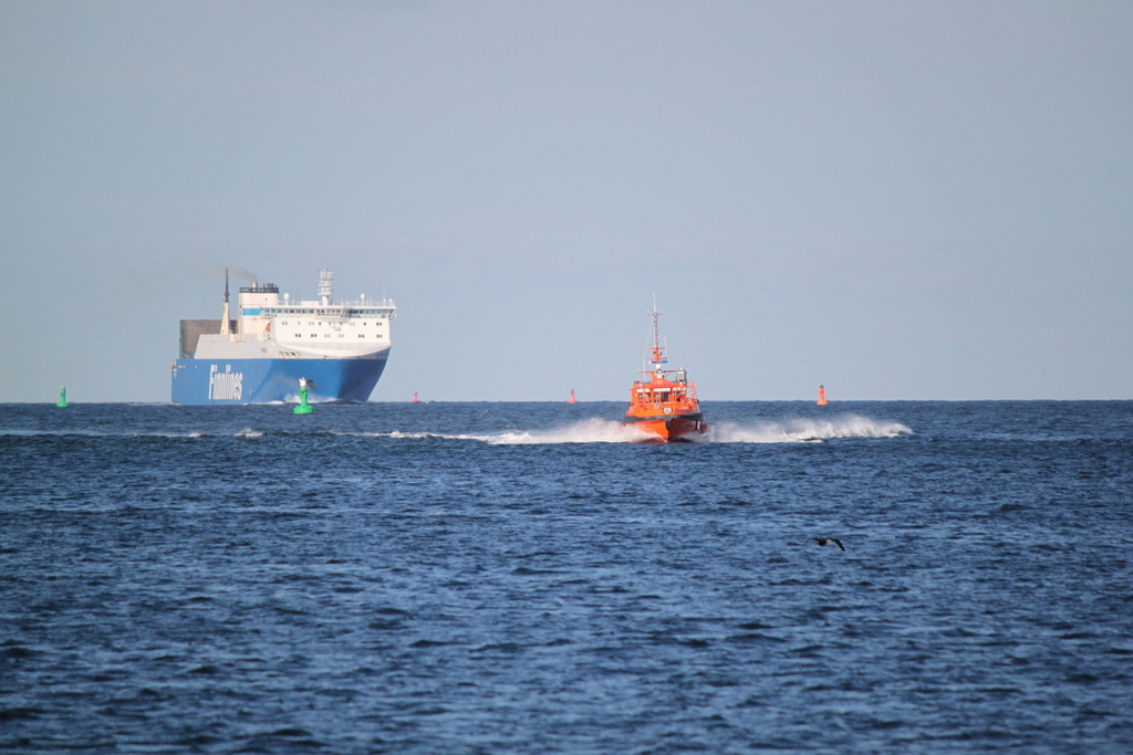 Lotsenboot Knurrhahn und die Finnlines Fähre Finnlines vor Warnemünde.22.02.2019