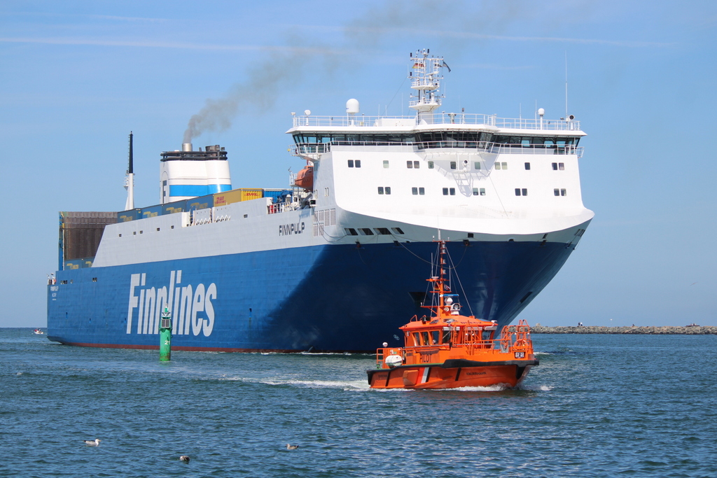 Lotsenboot KNURRHAN und die Finlines Fähre FINNPULP am 31.07.2020 in Warnemünde