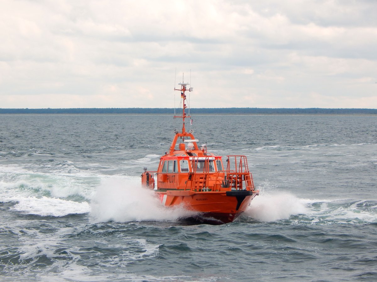 Lotsenboot MECKELBORG vor Rostock im August 2016