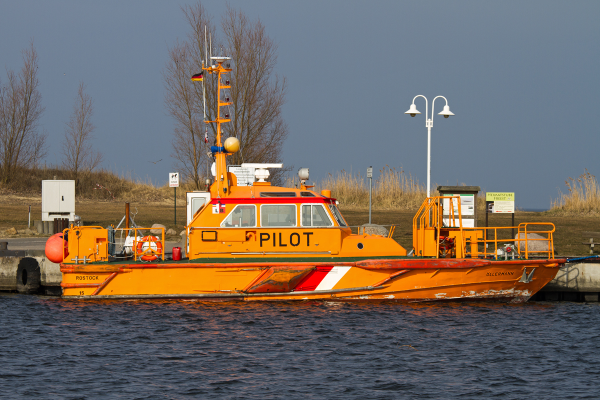 Lotsenboot  Öllermann  im Fischereihafen von Freest. - 03.03.2014