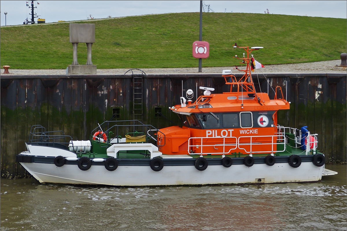 Lotsenboot Pilot „SNORRE Los 126“ liegt an der Ausfahrt der Schleuse zum alten Hafen und wartet auf den nächsten Auftrag. 20.09.2019 (Hans)