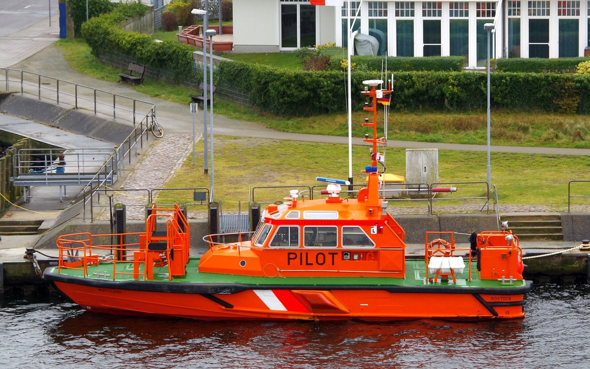 Lotsenboot Pilot Muttland am 10.11.17 in Warnemünde