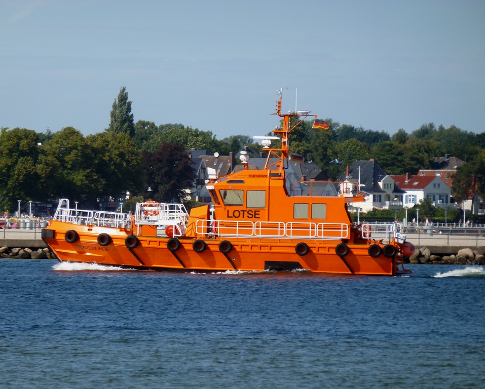 Lotsenboot TRAVEMNDE   LOTSE   in Richtung Anleger 04,09,2012