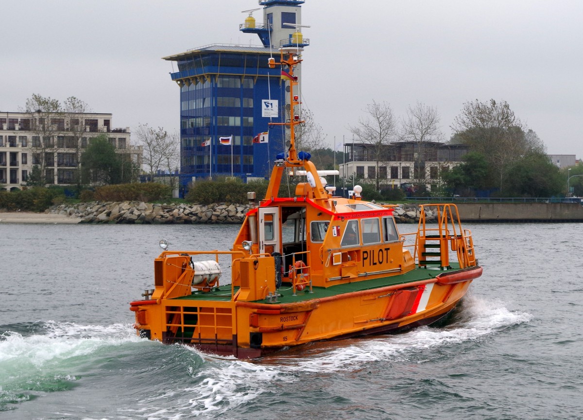 Lotsenschiff  Pilot Muttland  am 18.10.14 in Warnemünde.