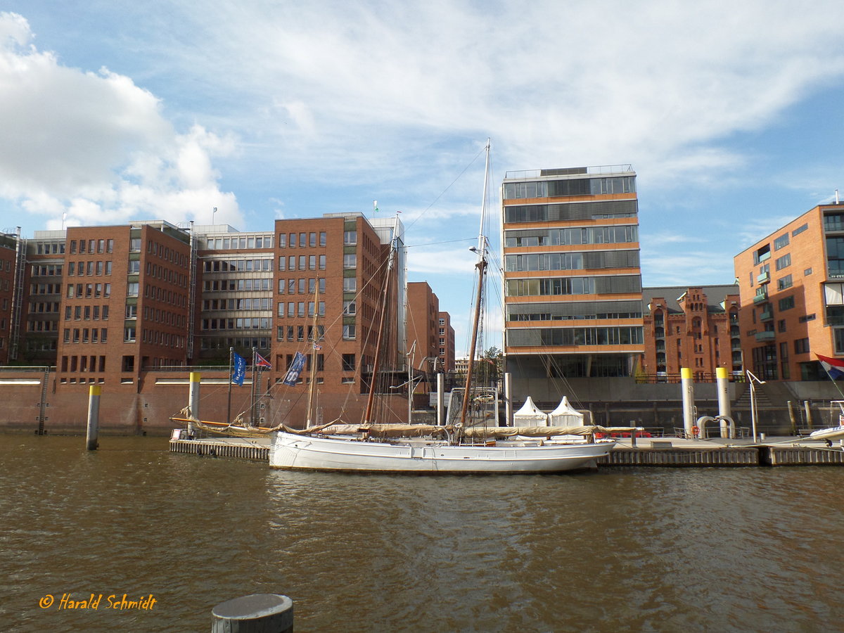 Lotsenschoner No. 5 ELBE am 3.5.2016, Hamburg, Traditionsschiffhafen Sandtorhafen / 
Gaffelschoner / Lüa 37 m, B 6 m, Tg 3 m / Segelfläche: 360 m³ / 2 Diesel, Volvo, 95 kW (130 PS) / gebaut 1883 bei  H.C. Stülcken, Hamburg-Steinwärder / 
