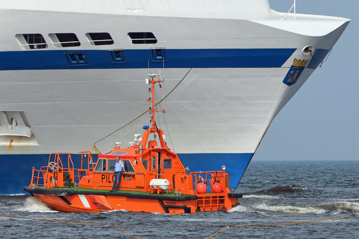 Lotsenversetzboot bei der in Rostock-Warnemünde einlaufenden TT-Line-Fähre PETER PAN. Aufnahme vom 30.08.2017