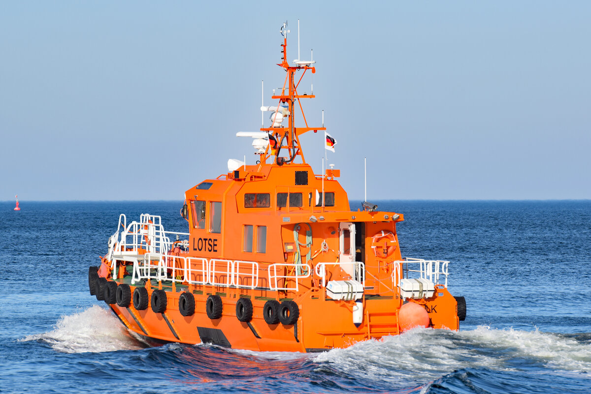 Lotsenversetzboot BÜLK am 13.03.2022 in der Ostsee vor Lübeck-Travemünde